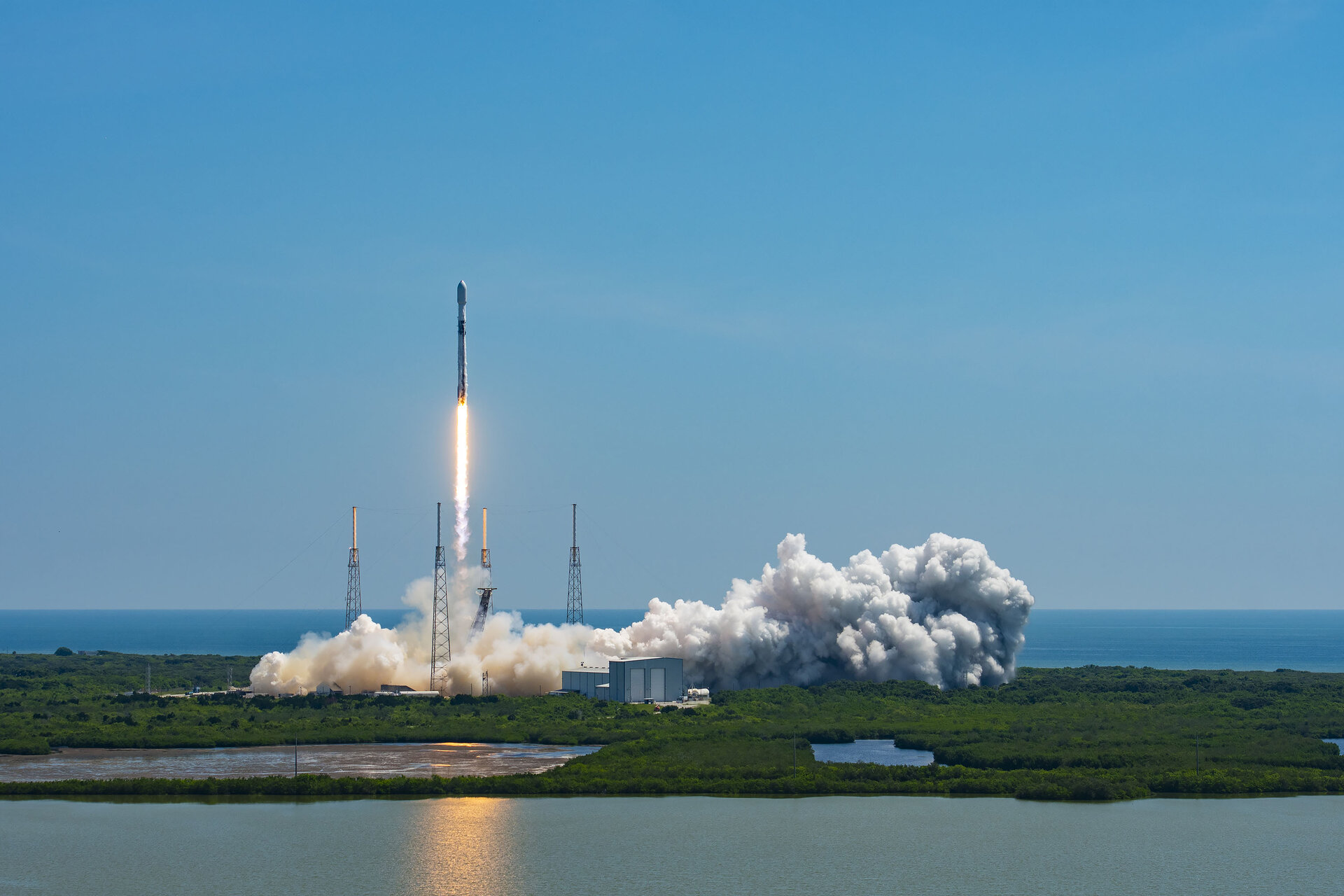 SpaceX's Falcon 9 leaving SLC-40 with Euclid onboard.